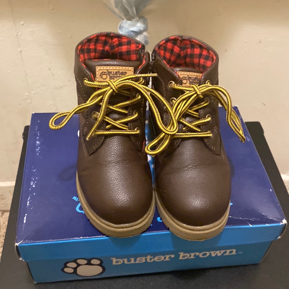 Little kids Buster Brown boots good condition lite creasin zipper on the side